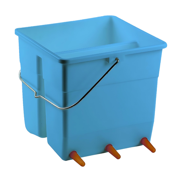 Emmer met meerdere flessen en accessoires Emmer met meerdere flessen en accessoires