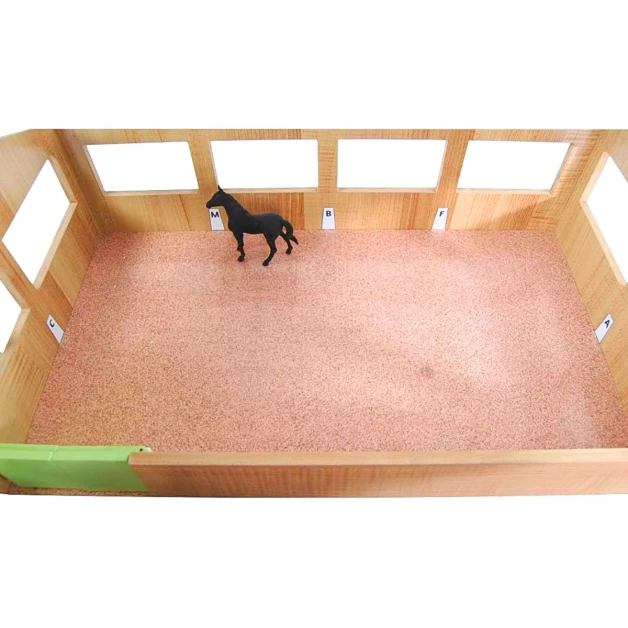 Stal met houten baan schaal 1/24