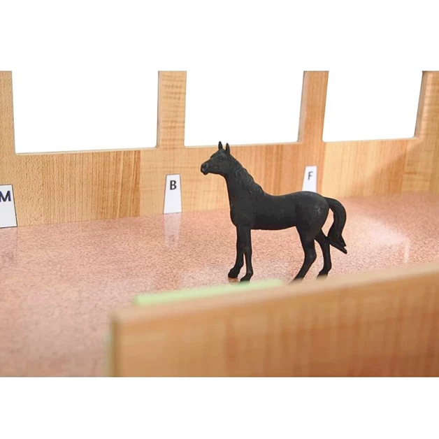 Stal met houten baan schaal 1/24