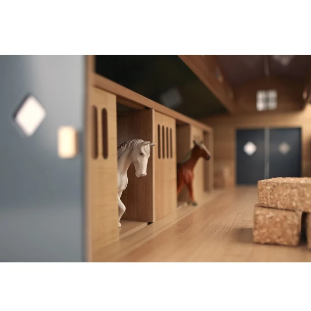 Grande écurie en bois avec boxes et paddock Grande écurie en bois avec boxes et paddock