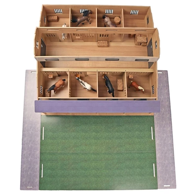 Grande écurie en bois avec boxes et paddock Grande écurie en bois avec boxes et paddock