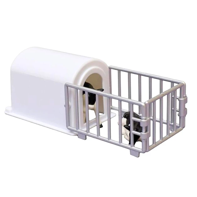 Calf hutch with enclosure