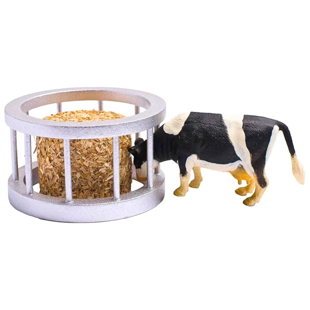 Ronde hooiruif met hooi en koe.