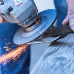 Onderhoud uw grasmaaier en slijp uw kammen in onze gespecialiseerde werkplaats.