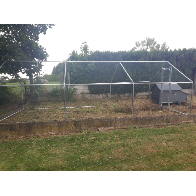 Large enclosure for chickens and other poultry of 12 m²