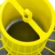 Plastic voederbak op poten voor kippen.