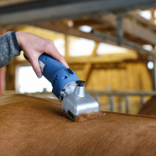 Cordless FarmClipper for cattle and horses