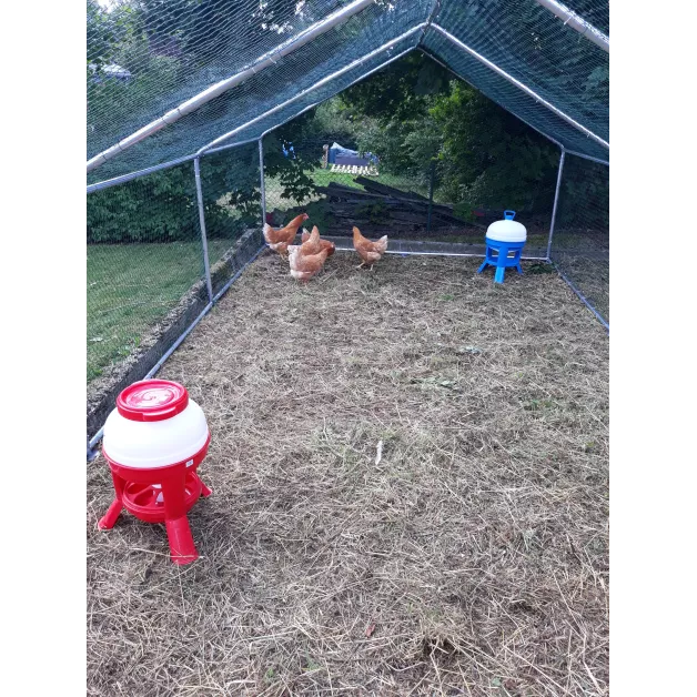 Large enclosure for chickens and other poultry of 12 m²