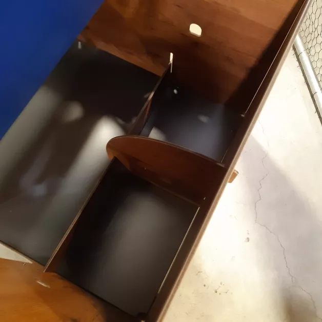 Kippenhok van hoogwaardig HPL, bestand tegen bloedluizen.