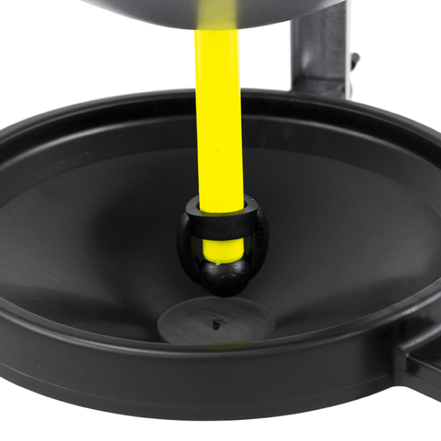 Gegalvaniseerde drinkbak van 30 liter op poten.