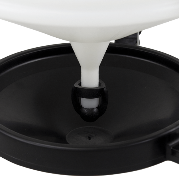 Gegalvaniseerde drinkbak van 30 liter op poten.