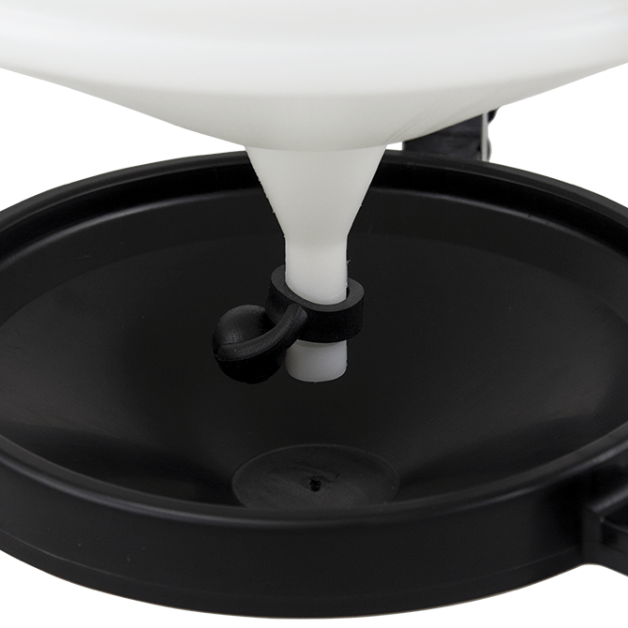 Gegalvaniseerde drinkbak van 30 liter op poten.