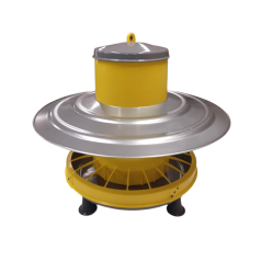 Plastic voederbak op poten voor kippen.