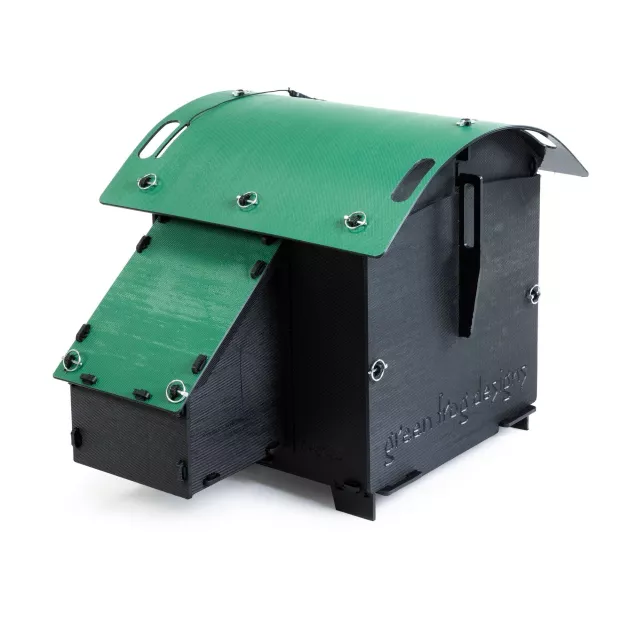 Kippenhok iglo-ecodesign op poten van onverwoestbaar gerecycled plastic