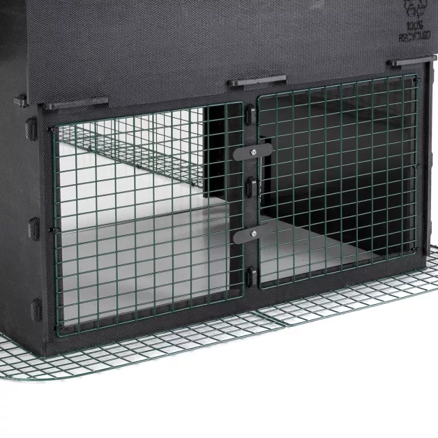 Omkasting voor kippenhok van gerecycled plastic.