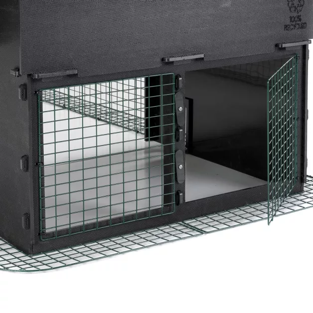 Omkasting voor kippenhok van gerecycled plastic.