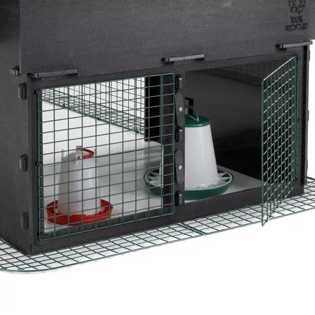 Omkasting voor kippenhok van gerecycled plastic.