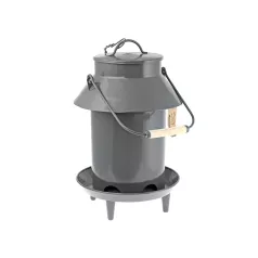 Metalen kippenvoederbakken in de vorm van een melkkan Metalen kippenvoederbakken in de vorm van een melkkan