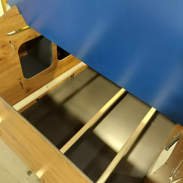 Kippenhok van hoogwaardig HPL, bestand tegen bloedluizen.