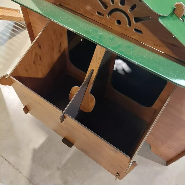 Kippenhok van hoogwaardig HPL, bestand tegen bloedluizen.