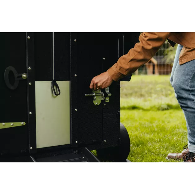 Kippenhok iglo-ecodesign op poten van onverwoestbaar gerecycled plastic