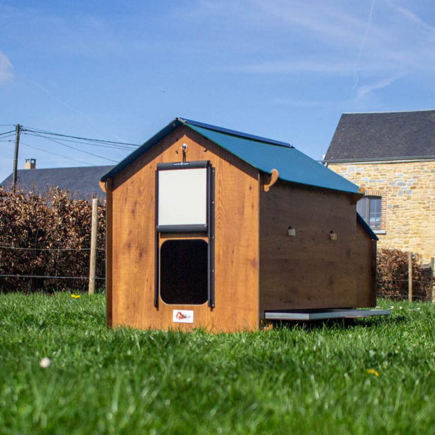 Kippenhok van hoogwaardig HPL, bestand tegen bloedluizen.