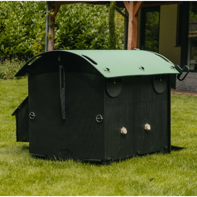 Kippenhok iglo-ecodesign op poten van onverwoestbaar gerecycled plastic