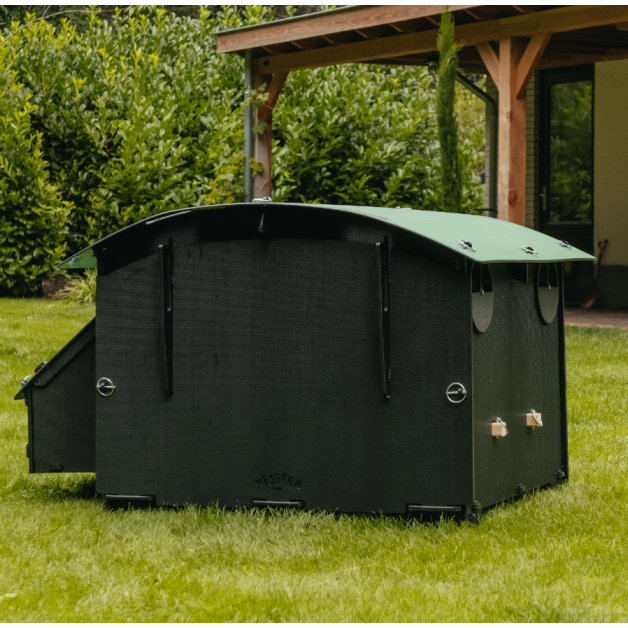 Kippenhok iglo-ecodesign op poten van onverwoestbaar gerecycled plastic