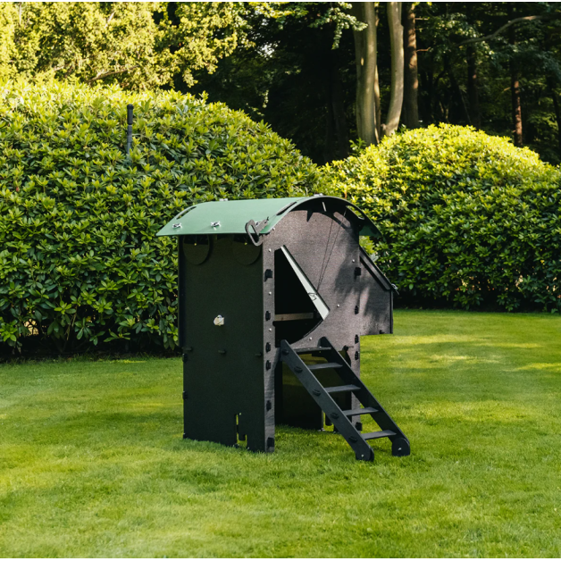 Kippenhok iglo-ecodesign op poten van onverwoestbaar gerecycled plastic