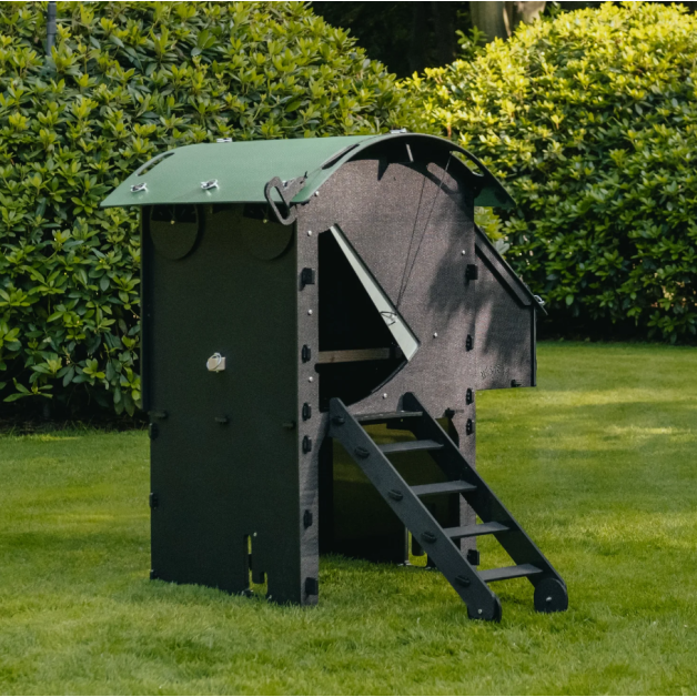 Kippenhok iglo-ecodesign op poten van onverwoestbaar gerecycled plastic