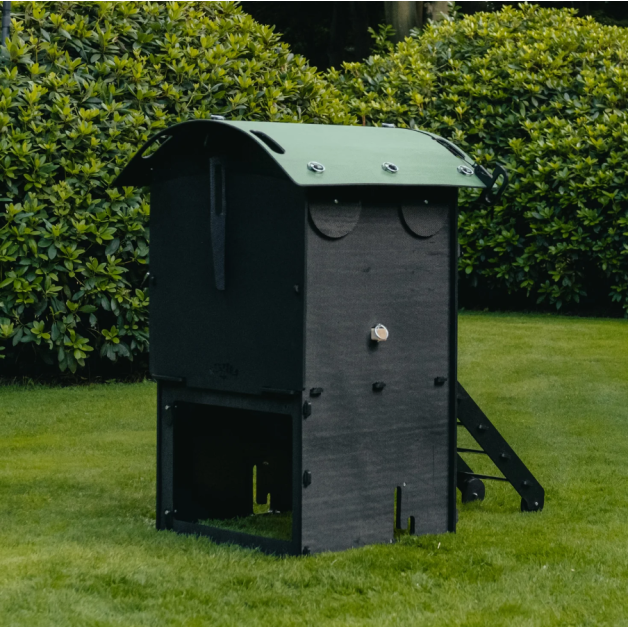 Kippenhok iglo-ecodesign op poten van onverwoestbaar gerecycled plastic