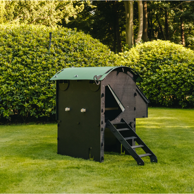 Kippenhok iglo-ecodesign op poten van onverwoestbaar gerecycled plastic