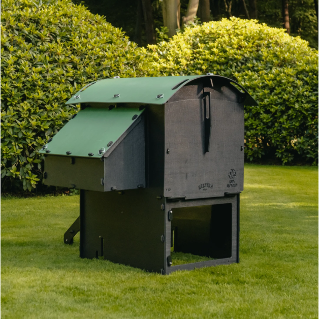 Kippenhok iglo-ecodesign op poten van onverwoestbaar gerecycled plastic