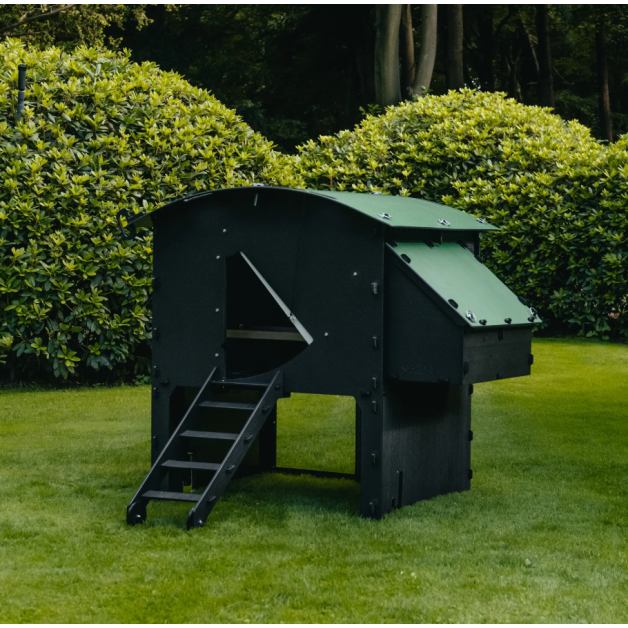 Kippenhok iglo-ecodesign op poten van onverwoestbaar gerecycled plastic