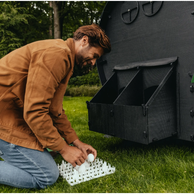Kippenhok iglo-ecodesign op poten van onverwoestbaar gerecycled plastic