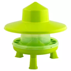 Trogvoeder op poten van groen plastic. Trogvoeder op poten van groen plastic.