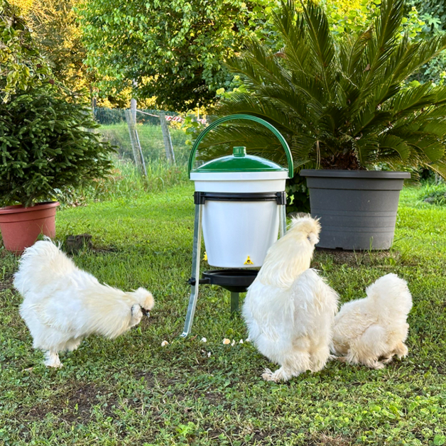 Drinking trough with nipple bucket RIVER – Capacity 17 Liters Drinking trough with nipple bucket RIVER – Capacity 17 Liters