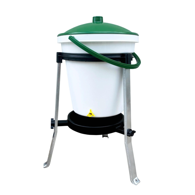 Drinking trough with nipple bucket RIVER – Capacity 17 Liters