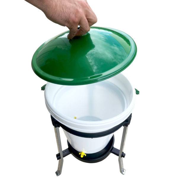 Drinking trough with nipple bucket RIVER – Capacity 17 Liters Drinking trough with nipple bucket RIVER – Capacity 17 Liters