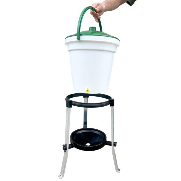 Drinking trough with nipple bucket RIVER – Capacity 17 Liters Drinking trough with nipple bucket RIVER – Capacity 17 Liters