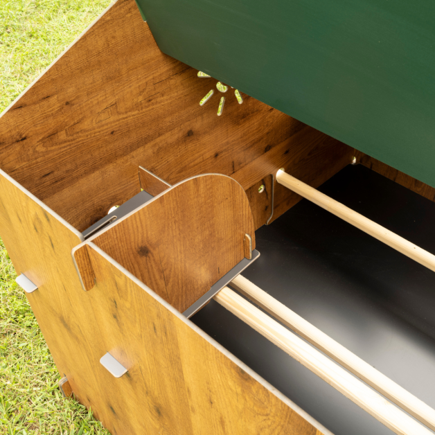 Kippenhok van hoogwaardig HPL, bestand tegen bloedluizen.