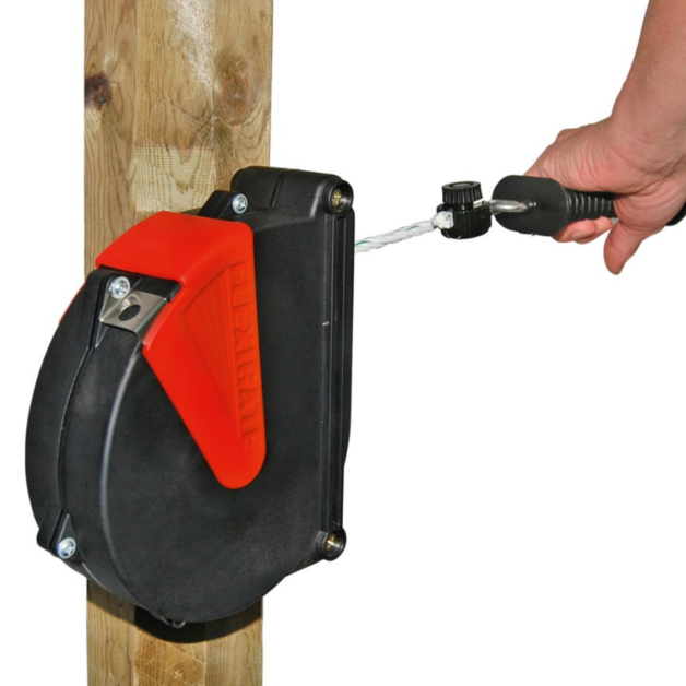 Electrifiable retractable barrier