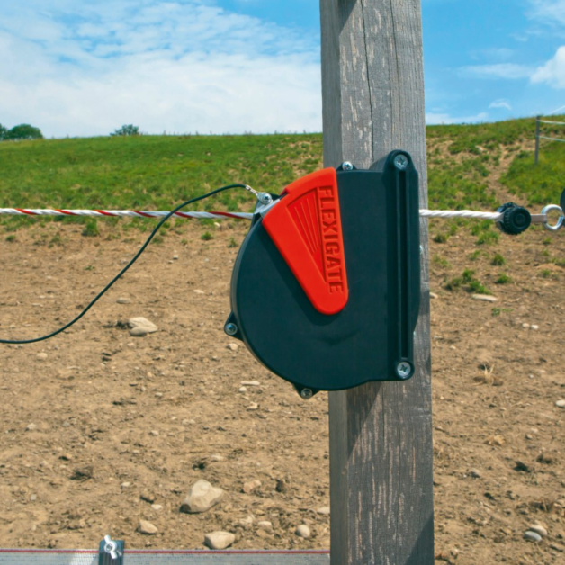 Elektrificeerbare oprolbare barrière