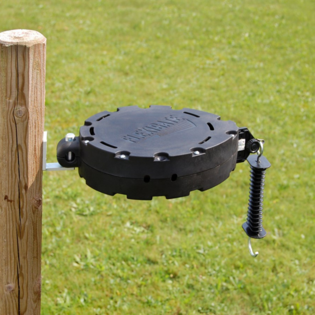 Electrifiable retractable barrier