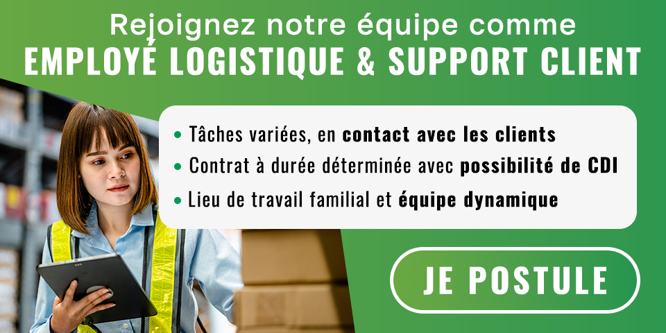 L'image est une annonce pour des postes à pourvoir en logistique et en support client. Elle montre une personne tenant une tablette, probablement dans un entrepôt ou une installation de stockage, indiquant un environnement de travail lié à la logistique. Le texte de l'image est en français et encourage les téléspectateurs à rejoindre leur équipe en tant qu'employé en logistique et représentant du support client. Les détails du poste comprennent des tâches variées impliquant l'interaction avec les clients, un contrat permanent avec la possibilité d'un contrat de travail permanent (CDI), et un environnement de travail familier avec une équipe dynamique. L'image comprend également un bouton encourageant les téléspectateurs à postuler pour le poste.